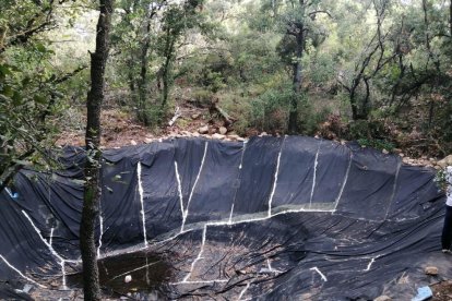 Imagen de una de las cinco balsas de agua fabricadas con plástico.