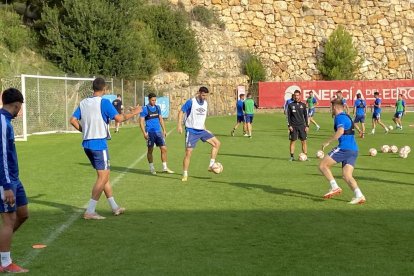 Carlos Albarrán ejercitándose con el resto de compañeros en el campo anexo al Nou Estadi.