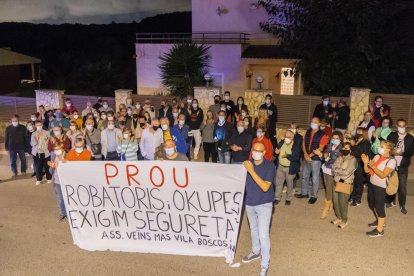 Los vecinos con una pancarta ante la casa ocupada de Bosques.