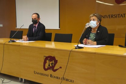 Plano abierto de la rectora de la URV, María José Figueras, y el doctor Urbano Lorenzo, que ha impartido la lección inaugural del curso académico.