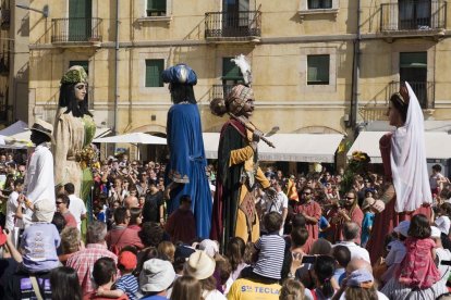 Tant el Seguici Popular com el Seguici Petit tornen a la plaça de la Font, després de no poder-ho fer l'any passat.