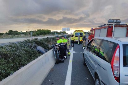 El motorista implicado en el accidente ha resultado herido grave.