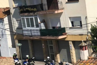 Imagen de la Guardia Urbana acudiendo a la calle Penedès por|para un incidente anterior.