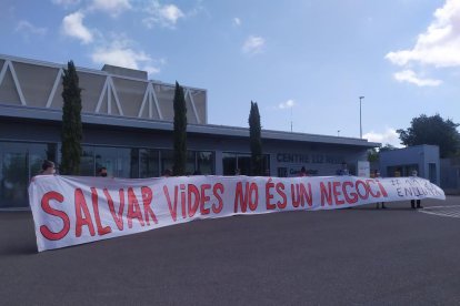 Trabajadores del 112 ante el edificio de Reus el sábado.