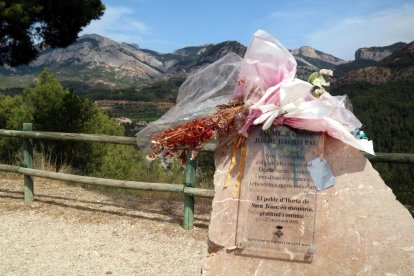 Monòlit dels Bombers morts en l'incendi d'Horta el 2009, al mirador d'on es pot veure tota la zona cremada i la zona 0 de l'accident.