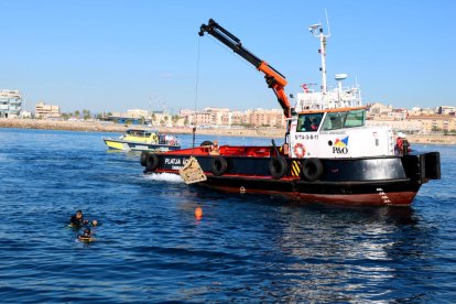 Plano general de los técnicos sumergiendo biotopos en la punta del Miracle de Tarragona.