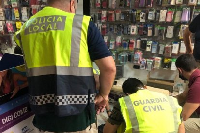 Agents de la Guàrdia Civil i de la Policia Local de Torredembarra realitzant la intervenció.