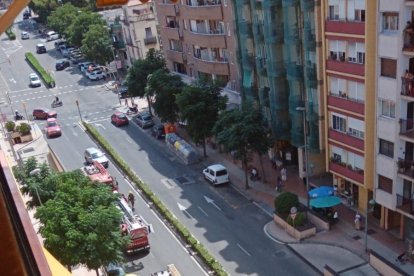 Imagen de tres dotaciones de Bombers en el lugar del incendio.