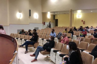 Imagen de la reunión de la consejera de Distritos, Participación Ciudadana y Centros Cívicos, Paula Varas con los vecinos y entidades de Bonavista para explicar la próxima reapertura del salón de actos del Centro Cívico de Bonavista.