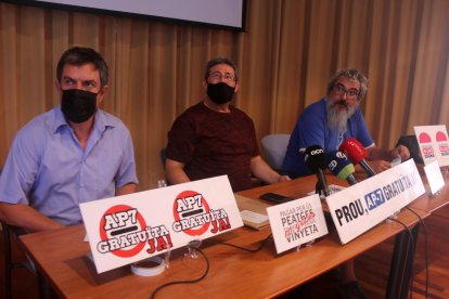 Pla general dels portaveus del moviment veïnal ebrenc per la gratuïtat de l'autopista AP-7. D'esquerra a dreta: Enric Lange, Llorenç Navarro i Àngel Porres.