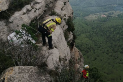 Los Bomberos llevando a cabo las tareas de rescate.