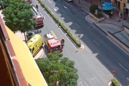 Imagen de tres dotaciones de Bombers en el lugar del incendio.