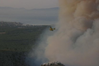 Una hidroavión pasando por encima del incendio del Montgrí.