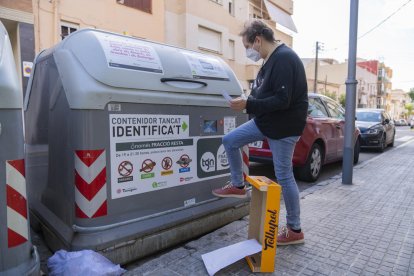 La presidenta veïnal, Loli Gutiérrez, intentant obrir la resta, que ahir estava restringida.