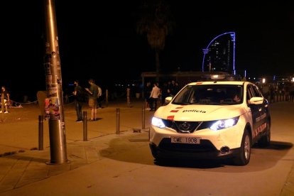 Patrulla de los Mossos controlando la zona dela Barceloneta durante un periode donde se aplicaba el toque de queda nocturno.