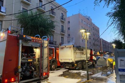 Imatge del camió d'escombraries amb el foc ja apagat pels bombers.