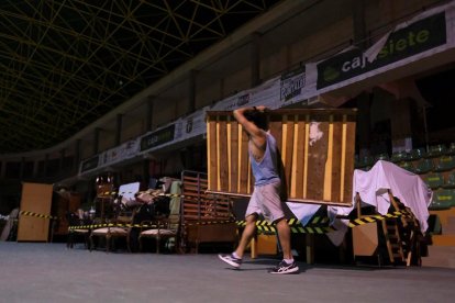 Los vecinos han trasladado algunos muebles al polideportivo donde han pasado la noche.