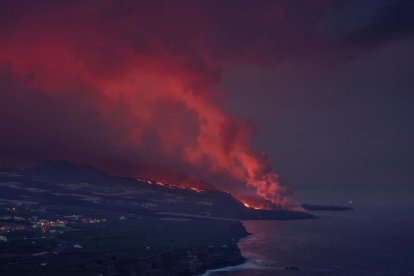 Arribada de les colades del volcà de Cumbre Vieja al litoral de Tazacorte formant el delta de lava.