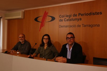 Pla mitjà dels tres presidents de la DOQ Priorat -Sal·lustià Àlvarez-, la DO Montsant -Pilar Just- i la DO Terra Alta -Joan Arrufí-, en la roda de premsa sobre el presumpte frau de Reserva de la Tierra.