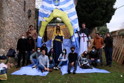 Los alumnos y docentes de Arquitectura de la URV después de hacer la intervención efímera en la estructura inacabada de Jujol en el campanario de la iglesia de Creixell.