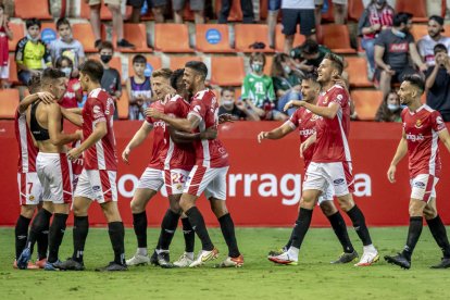 Els jugadors grana celebrant un gol davant el Betis B.