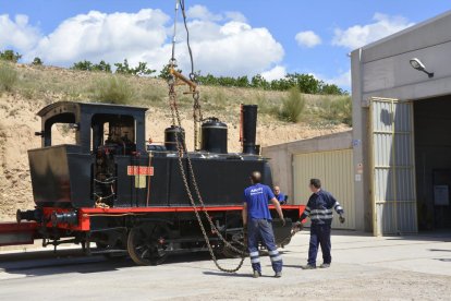 La locomotora 'Cuco' entrando en la nave de la cochera del Museo del Ferrocarril de Móra la Nova.