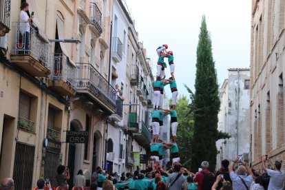 Els Castellers de Vilafranca aixecant un 3 de 7 en la primera actuació completa després de dos anys d'aturada