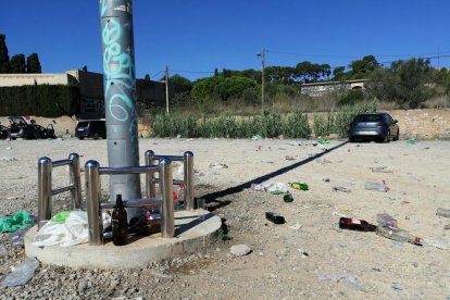 Las consecuencias del botellón de esta mañana, donde todavía se podían encontrar algunos coches aparcados.