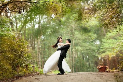 Imatge d'arxiu d'una parella després de la seva boda.