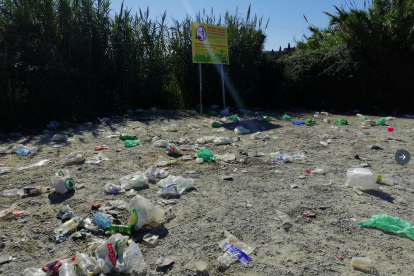 Al matí, els veïns que passaven per la zona es van trobar tota mena de restes de la festa de nit.