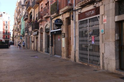 Los establecimientos de la plaza de la Font cerrados para denunciar la prohibición de poner terrazas durante el acto del Seguici Petit de la fiesta mayor de Santa Tecla.