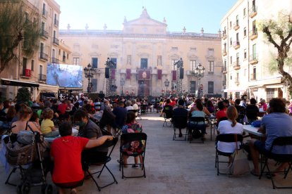 Els assistents a l'acte del Seguici Petit de la festa major de Santa Tecla.