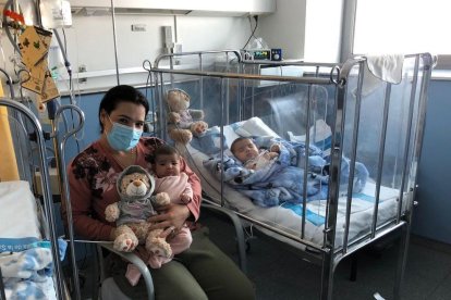 Los niños y niñas ingresados en el Hospital Joan XXIII han recibido regalos de Navidad.