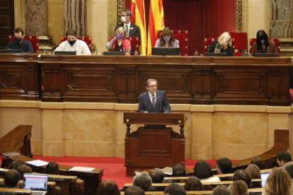 Pla general de l'hemicicle del Parlament durant la intervenció del conseller d'Economia i Hisenda, Jaume Giró.