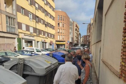 Visita de l'equip de govern al barri del Carrilet ahir al matí.