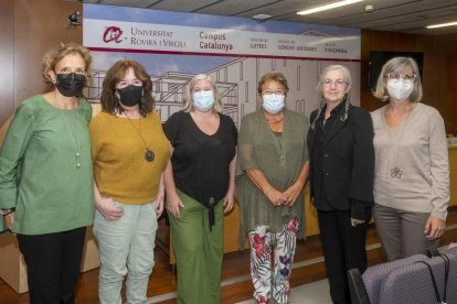 De izquierda a derecha, Laura Román, secretaría general de la URV; Lucía Artacoz, directora del Observatorio de la Salud Pública de la Agencia de Salud Pública de Barcelona; Lourdes Franco, médico y miembro del MARCO; María José Figueras, rectora de la URV; María José Sáez, médico, e Inma Pastor, directora de la Unidad de Igualdad.