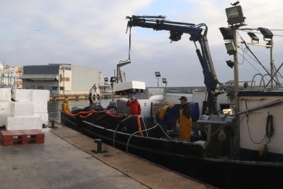 Barca de pesca d'encerclament descarregant davant la confraria de pescadors de l'Ametlla de Mar.