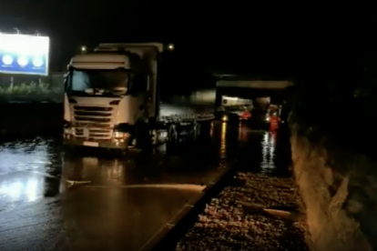 Un camión atrapado en la carretera en el Baix Ebre.