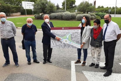 L'alcalde, Carles Pellicer, presentant el projecte amb veïns de la zona.