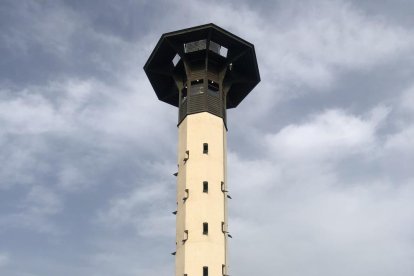 Exterior del Far de Torredembarra, obra de l'arquitecte José Llinás i Carmona.