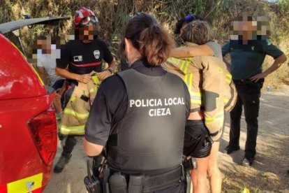 La mujer rescatada se abraza a una amiga.