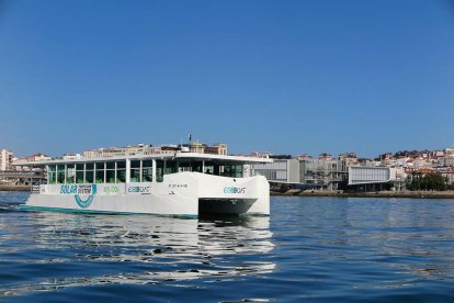 Modelo de embarcación eléctrica como la que comprará Amposta para ofrecer visitas turísticas desde el río Ebro.