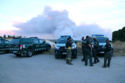 Els agents rurals al centre de comandament dels bombers a Santa Coloma de Queralt observant el foc.