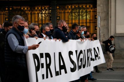 La cabecera de la manifestación convocada por sindicatos policiales en un momento en el paseo de Isabel II.