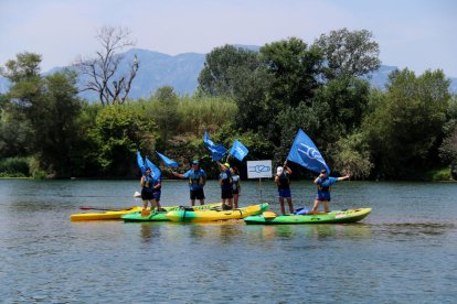 La PDE fent onejar les banderes antitransvasament a una illa del riu Ebre, en l'acció sorpresa del final de la 20a Piraguada en Defensa de l'Ebre.