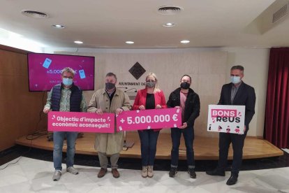 Caelles i representants d'algunes de les entitats comercials de la ciutat durant la valoració d'ahir.