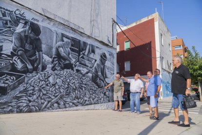 El mural 'La barca del Titán' al Serrallo, que ilustra la embarcación Hermanos Ortiz.