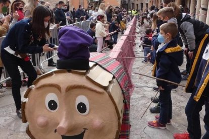 D'una llargada de més de cinquanta metres, aquest va repartir llaminadures per tots els nens i nenes