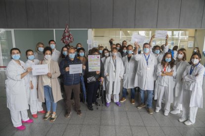 Concentració dels treballadors al centre sanitari ahir.