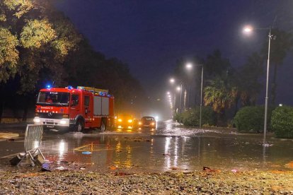 Dos cotxes van quedar atrapats a l'Arrabassada, malgrat el carrer estava tallat per la pluja.